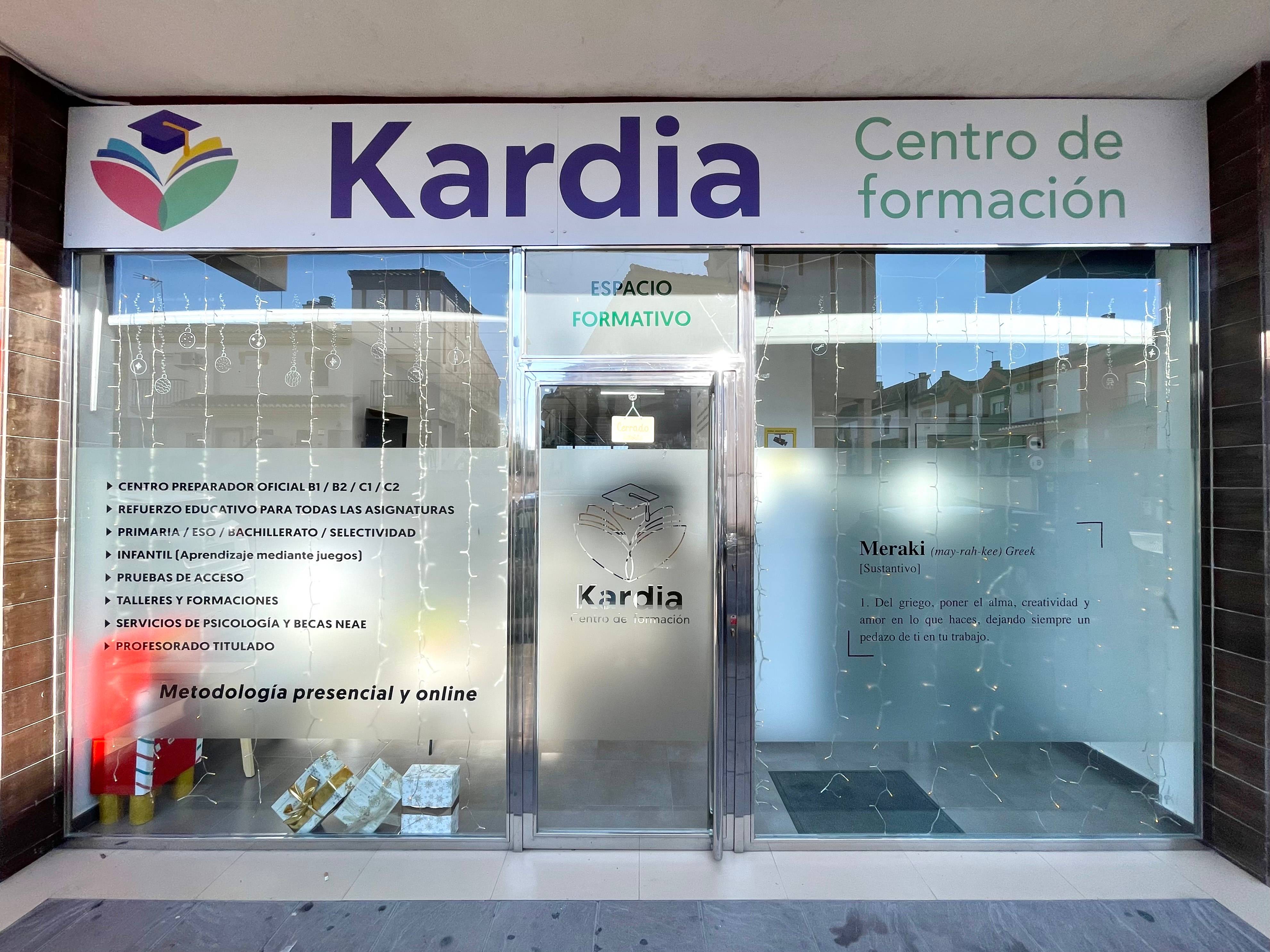 Fachada del centro de formación Kardia vista desde la calle, en el Vial de la Vega 144