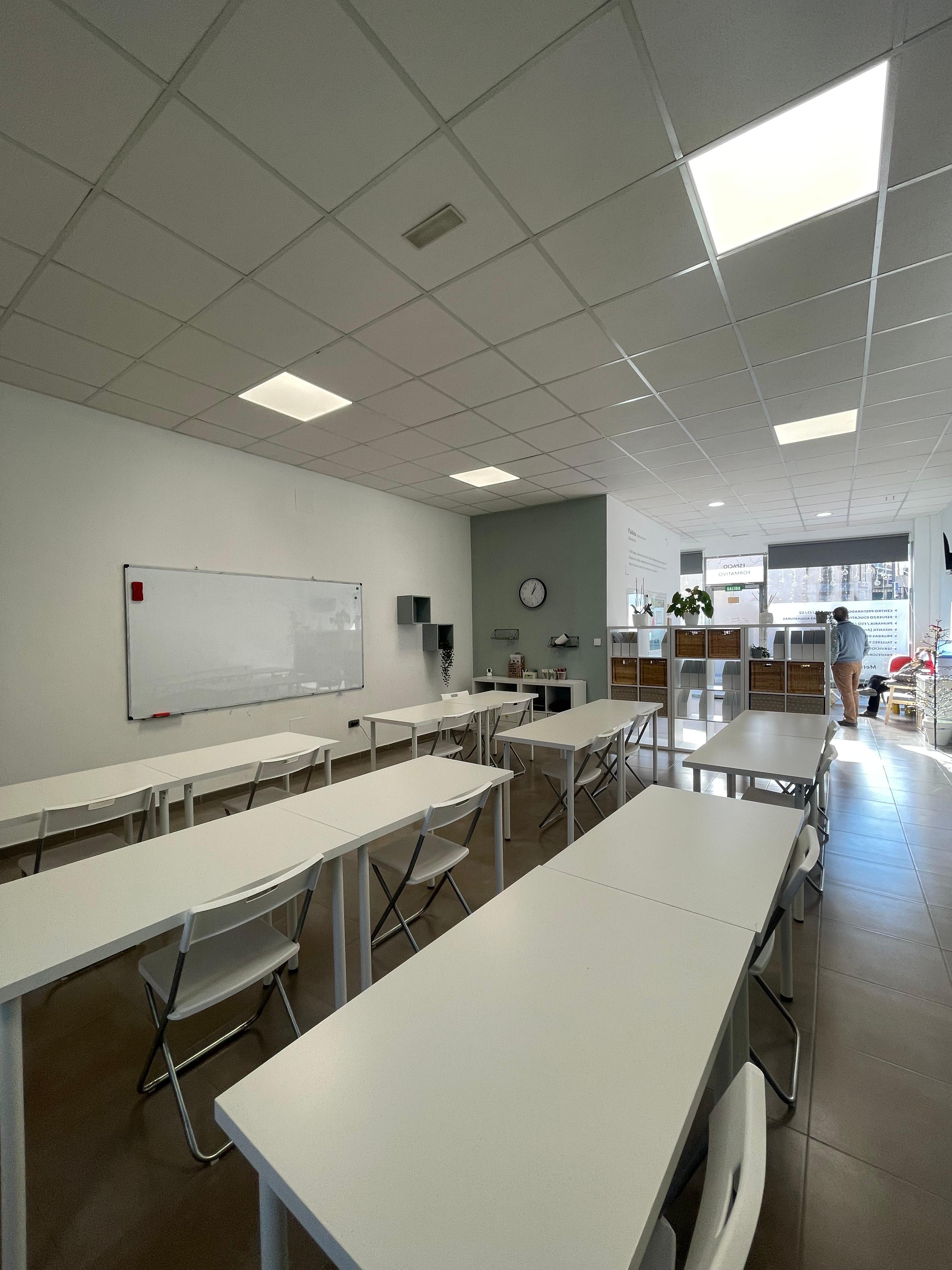 Aula principal de Kardia, con mesas de trabajo y luz natural entrando por la ventana