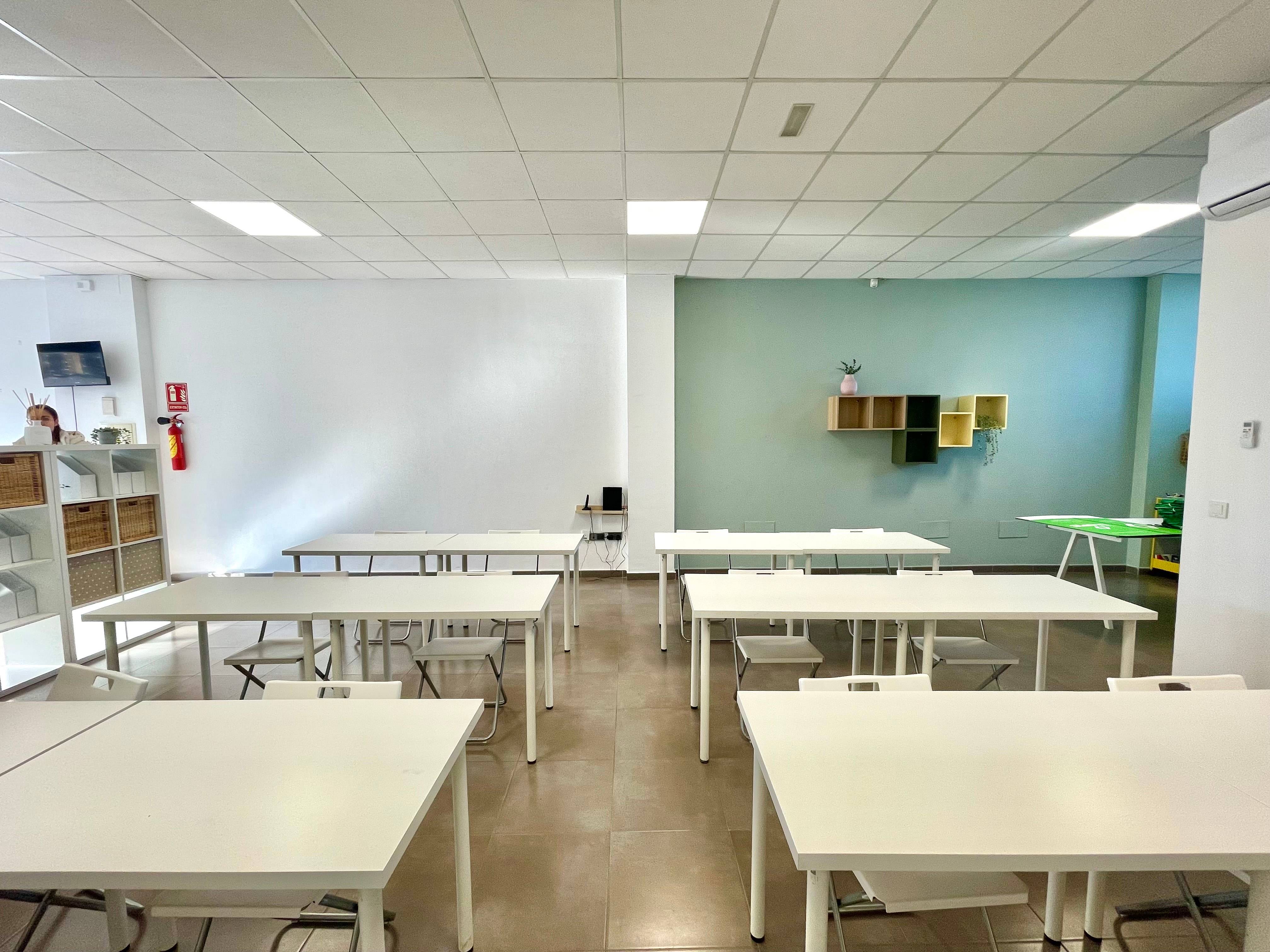 Vista amplia del aula principal de Kardia, con luz y espacio para trabajar
