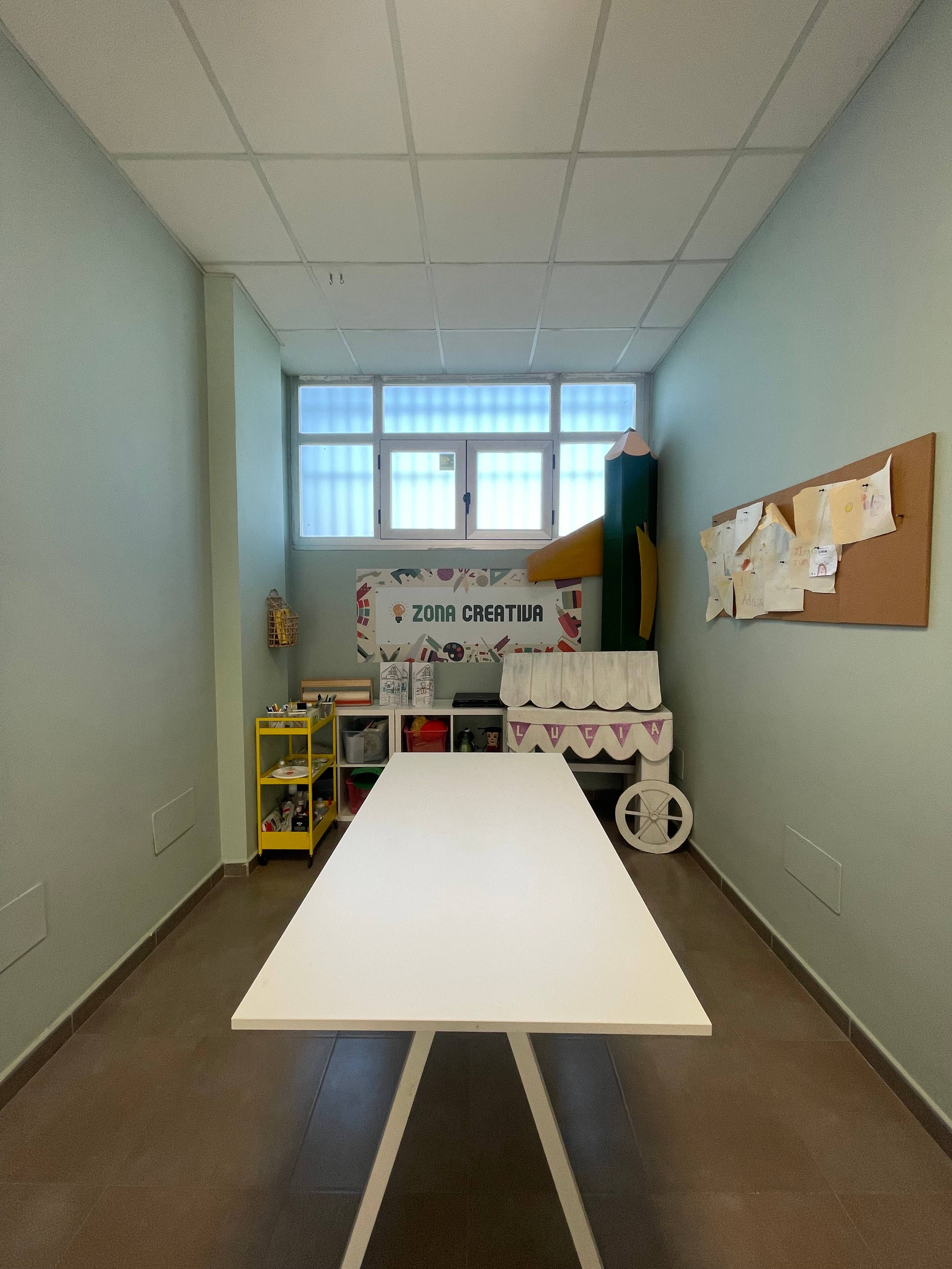 Sala de talleres de Kardia, en vertical, preparada para crear y compartir